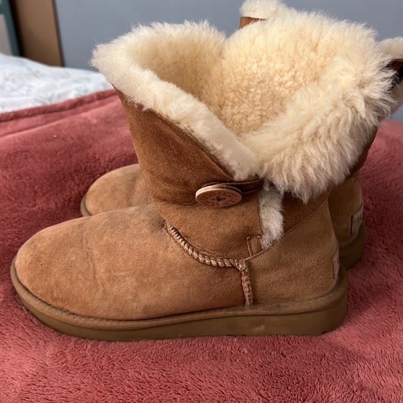 Uggs - Picture 3 of 7